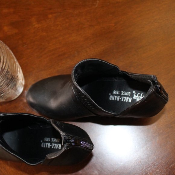 Never Worn Slit Ankle Boot Black Sz 6.5 - Picture 3 of 3